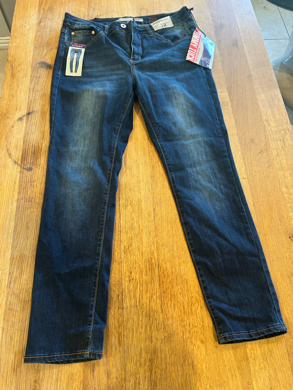 Women’s Skinny Jeans in Dark Blue Wash